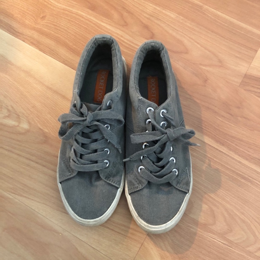 Casual sneakers